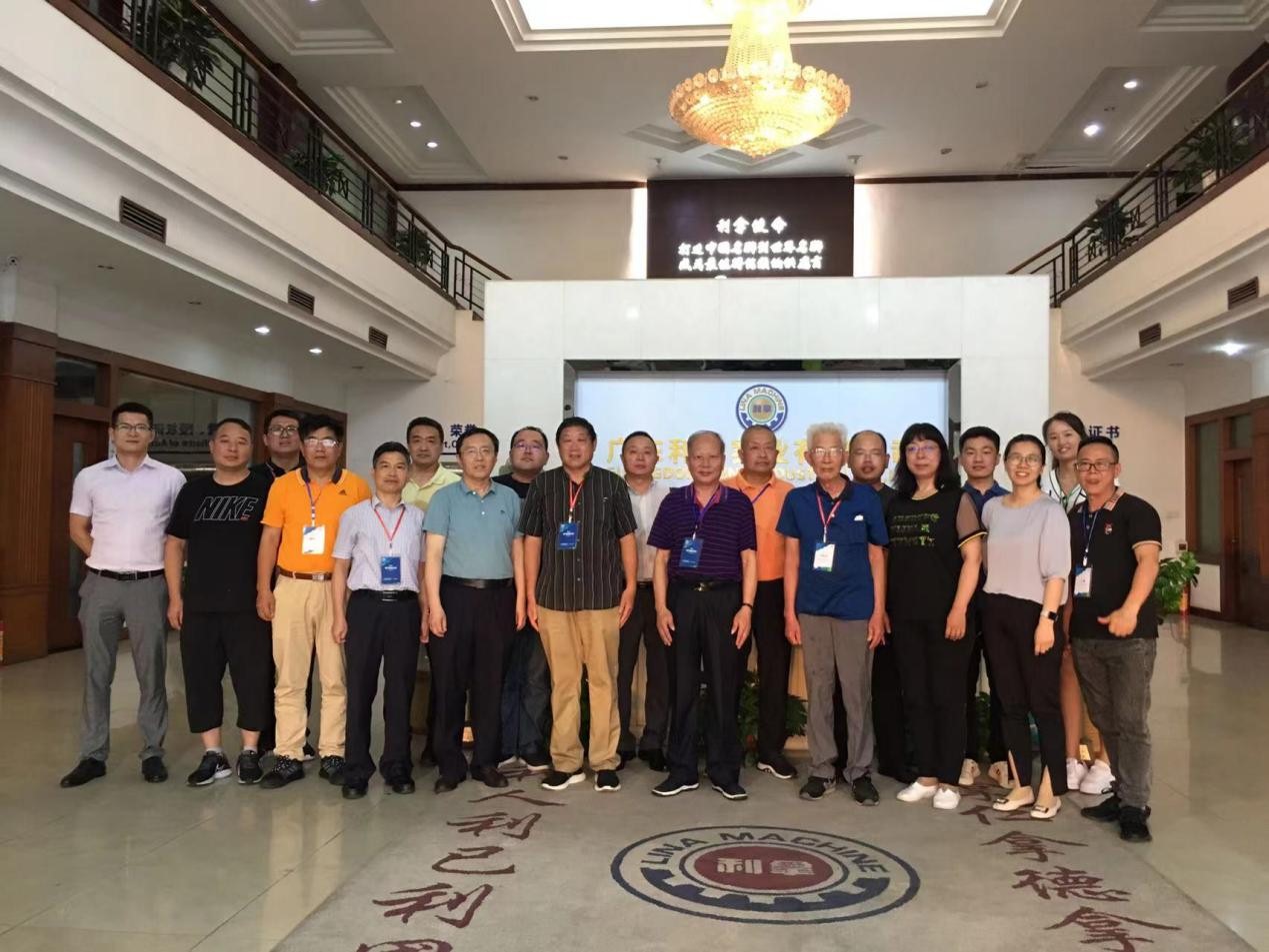 第四屆現代橡膠論壇的專家、教授們蒞臨我司參觀考察